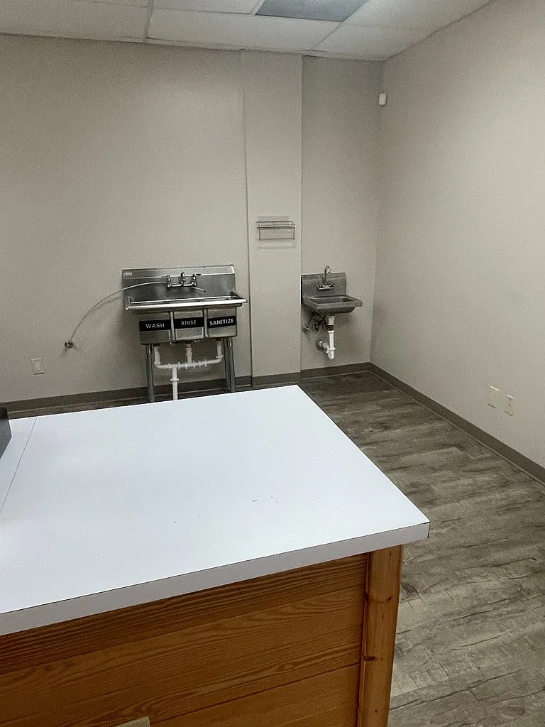 Studio, 1.0 bath, 1620 sqft — Photo 4