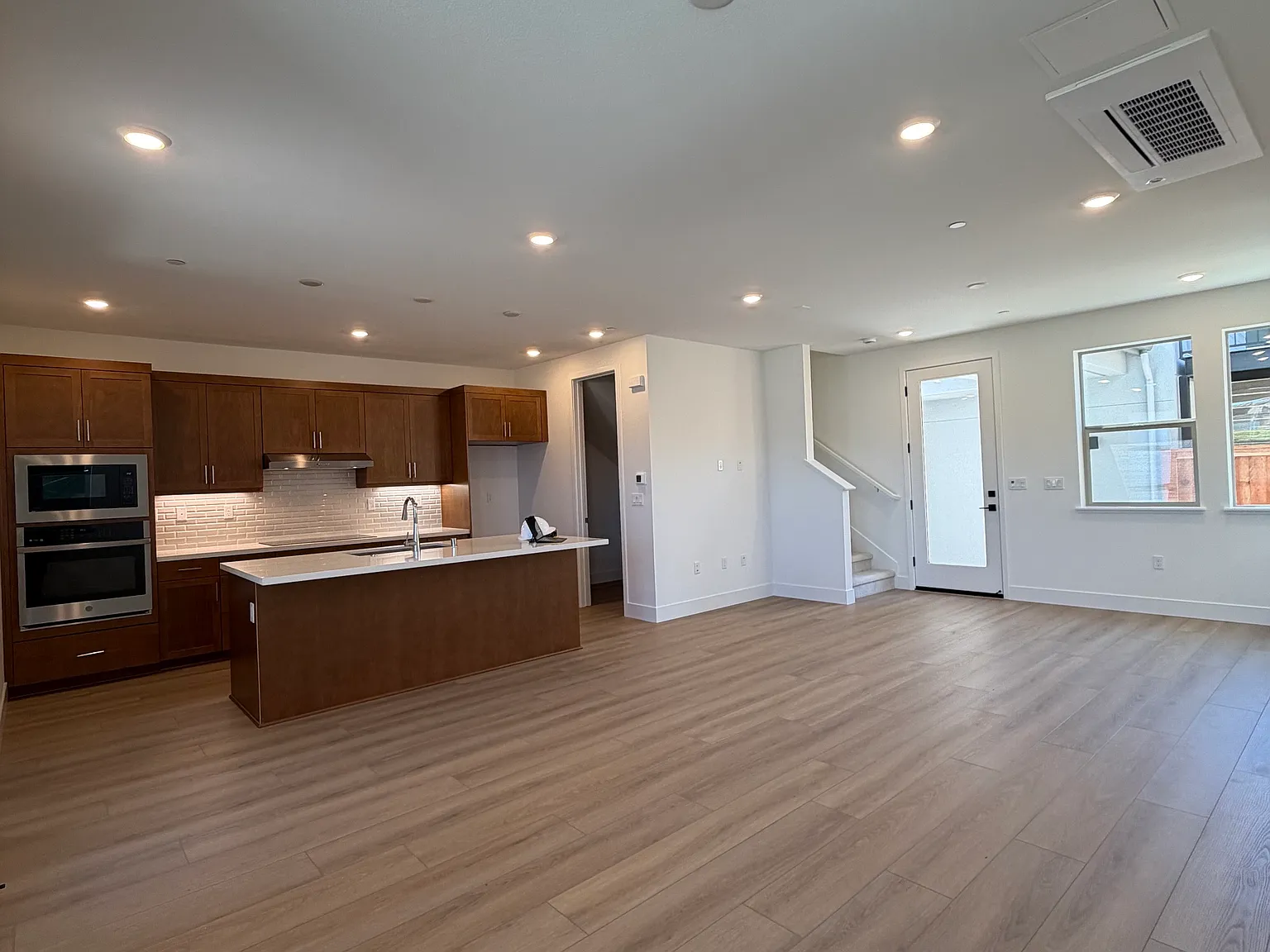 3 bed, 2.5 bath, 1993 sqft, $4,950 — Photo 2