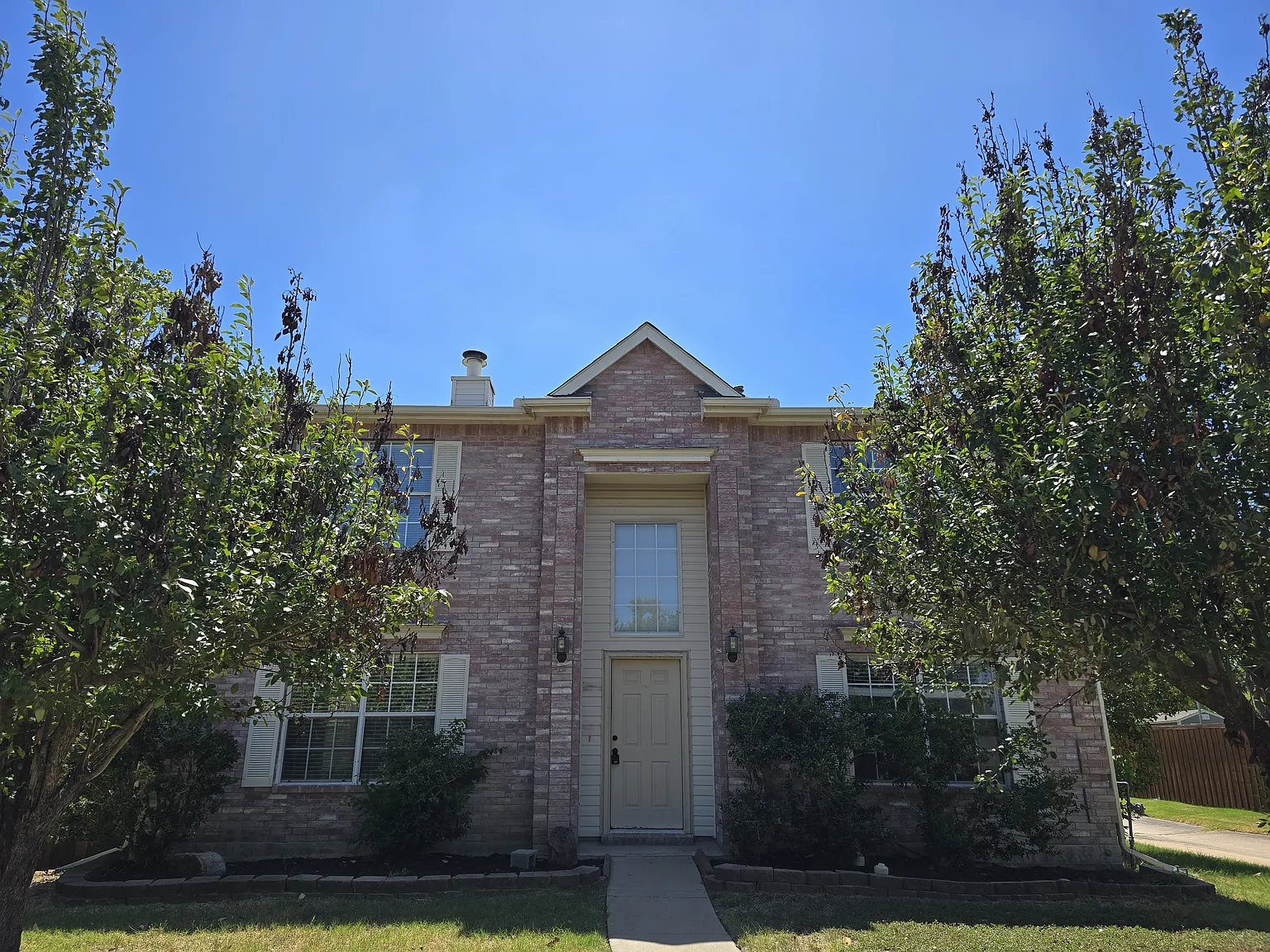 4 bed, 2.5 bath, 2350 sqft, $3,000 — Photo 1