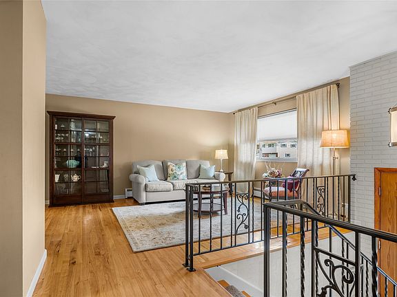 3rd image of 323 Antoinette Dr
