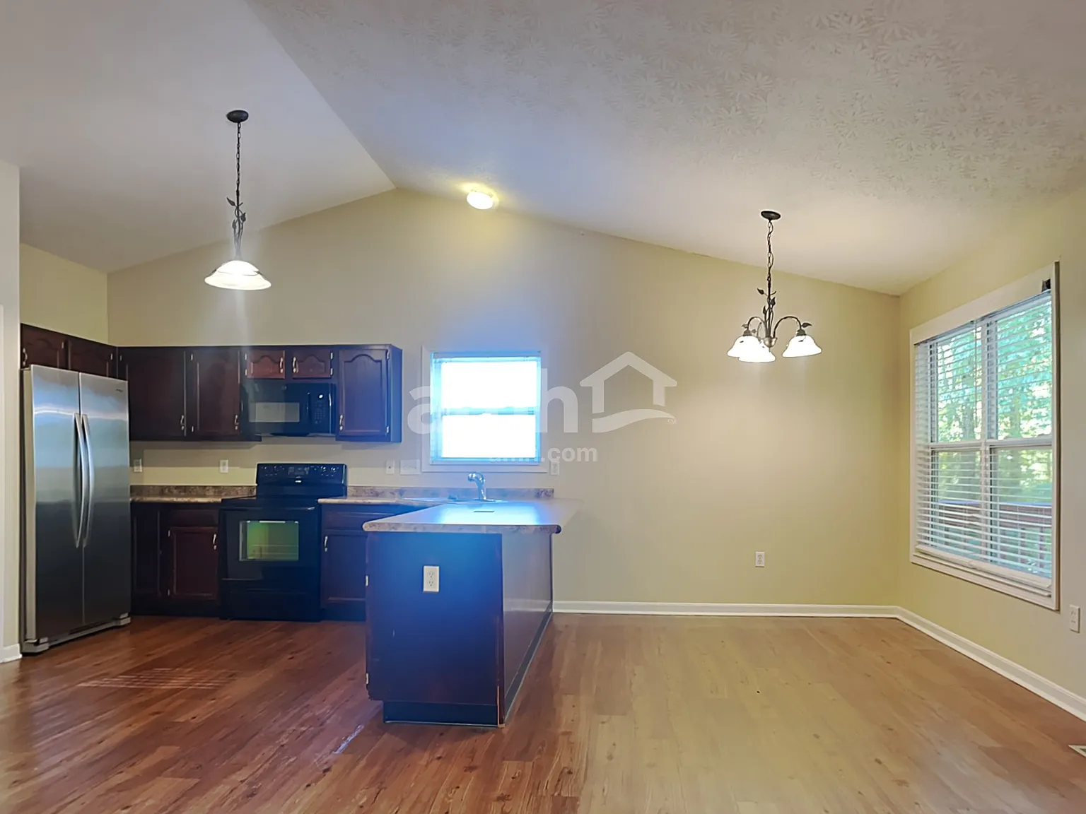 3 bed, 2.0 bath, 1350 sqft, $2,040 — Photo 4