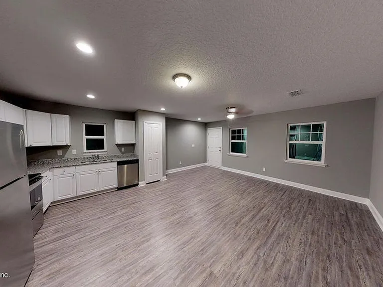 2222 Thomas Ct — Photo 3