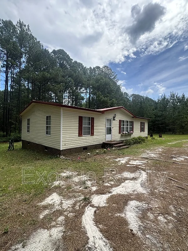 3 bed, 2.0 bath, 11258 sqft, $1,499 — Photo 1