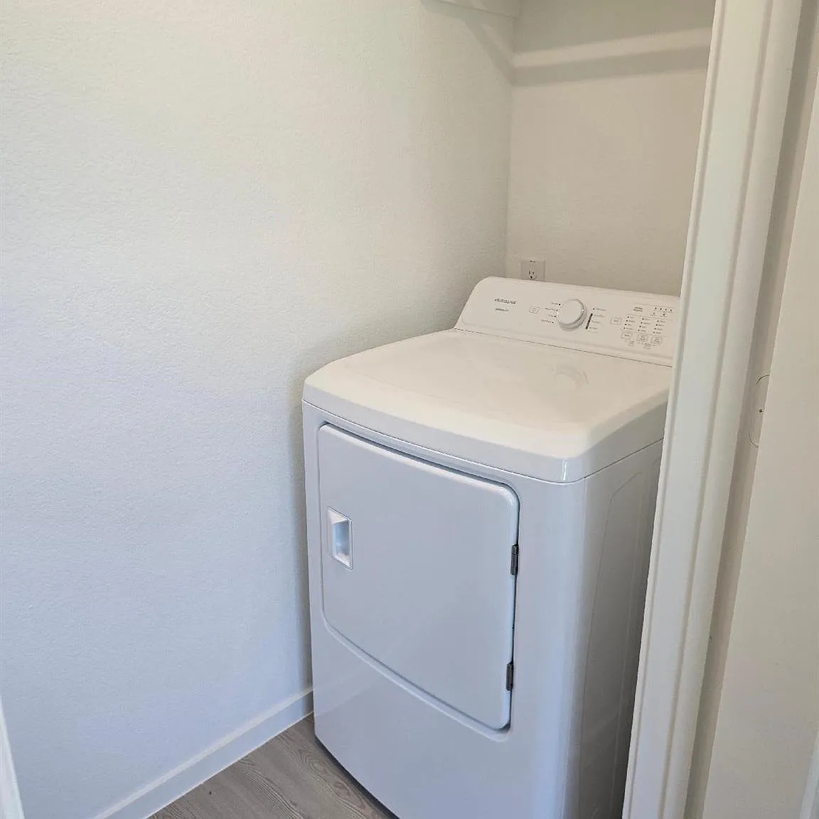 3 bed, 2.0 bath, 1409 sqft, $1,700 — Photo 3