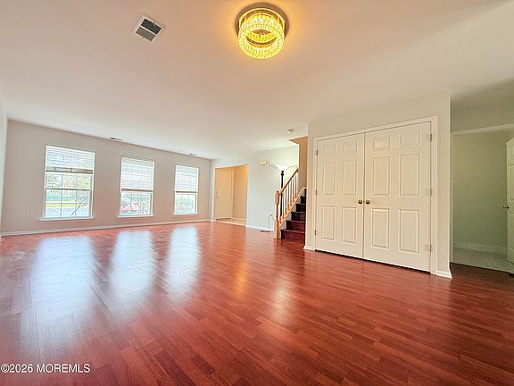 4th image of 156 Setter Place