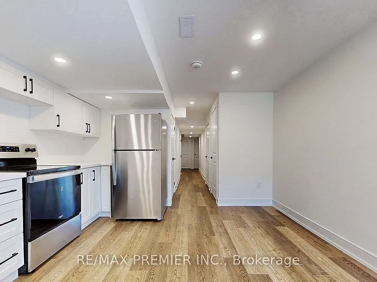 208 McRoberts Ave W #LOWER — Photo 8
