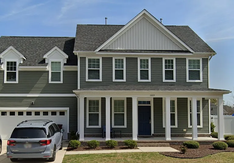 1005 Beachstone Quay — Photo 1