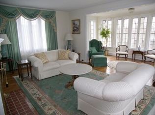 10 Aviemore Dr, New Rochelle, NY 10804