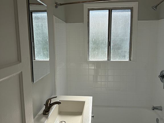 5th image of 934 N Termino Ave #0e1061e02