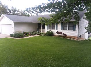 124 Riverview Hgts Dr, Le Claire, IA 52753