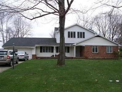 959 W Mill Dr, Highland Hts, OH, 44143
