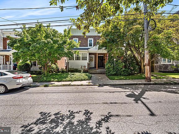 4th image of 22 E 3rd St