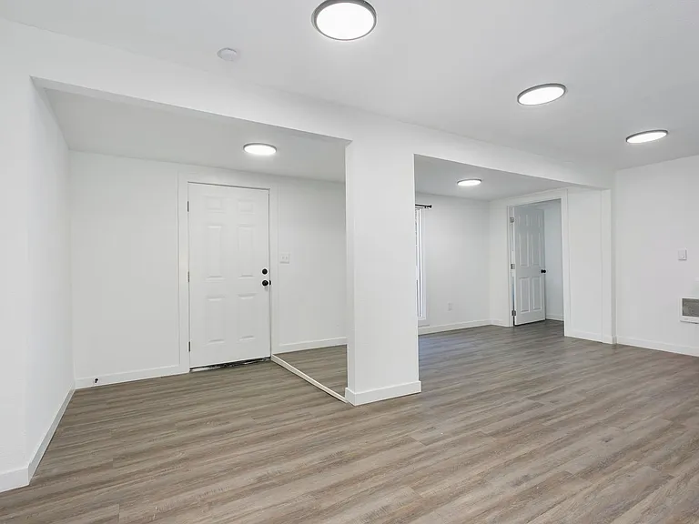 4919 Waller Rd E — Photo 17
