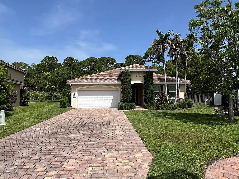 79 NE Abaca Way — Photo 2