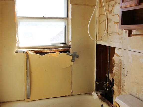 5th image of 2406 SW Washington Ave