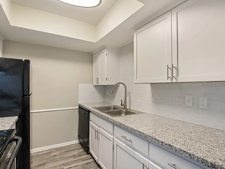 Camelot Apartments — Photo 28