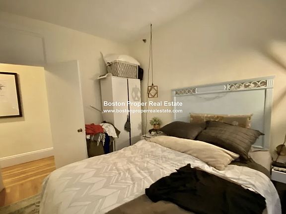 2nd image of 913 Boylston St