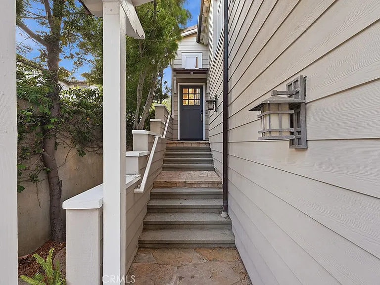 133 Hollister Ave — Photo 3