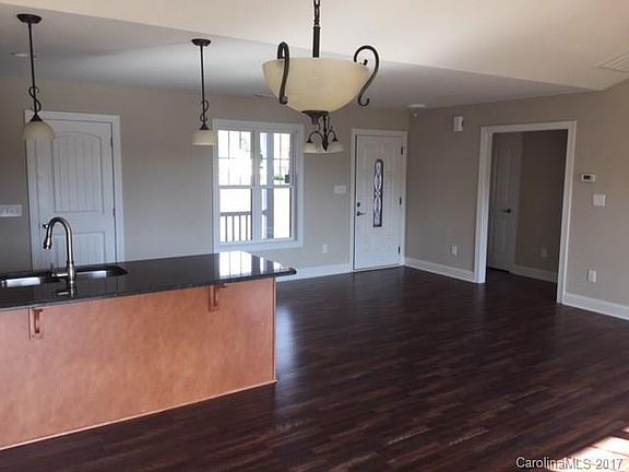 2nd image of 5 White Oak Cir
