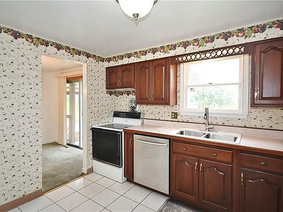 4th image of 371 Chess St