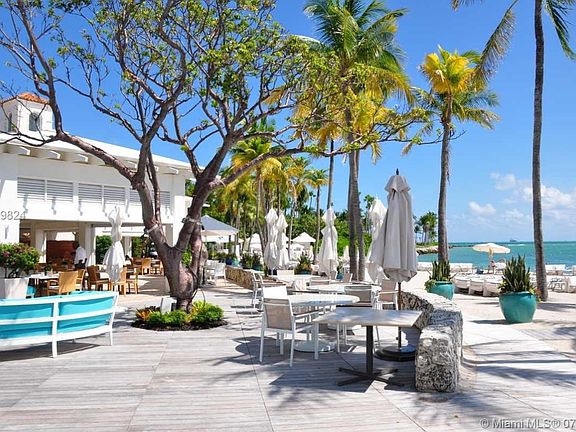 4th image of 19121 Fisher Island Dr