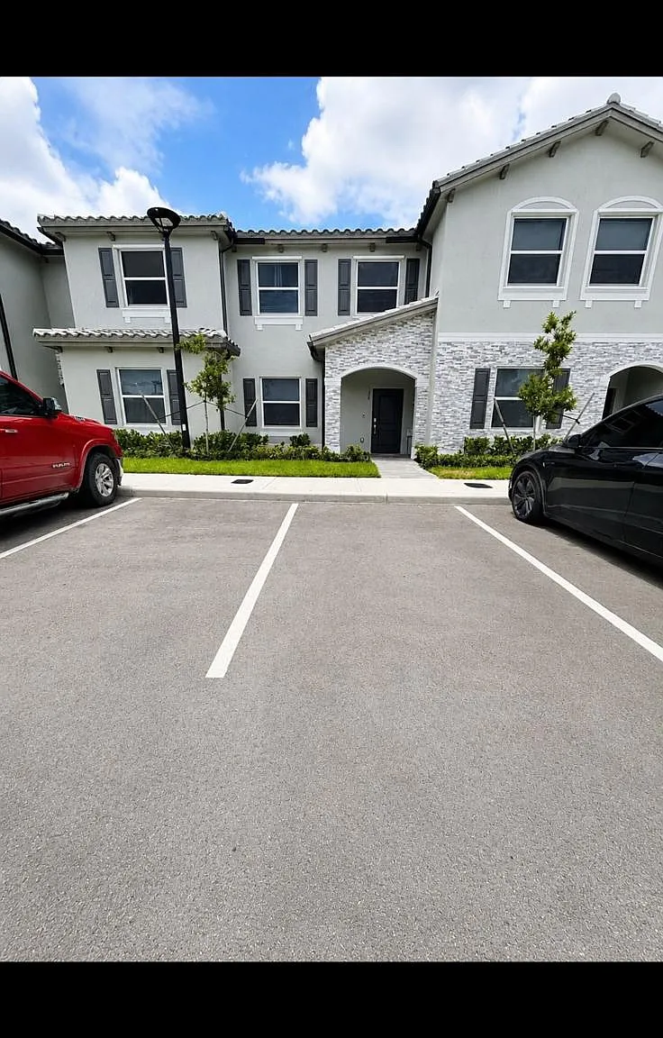 3 bed, 2.5 bath, 1330 sqft, $2,300 — Photo 4