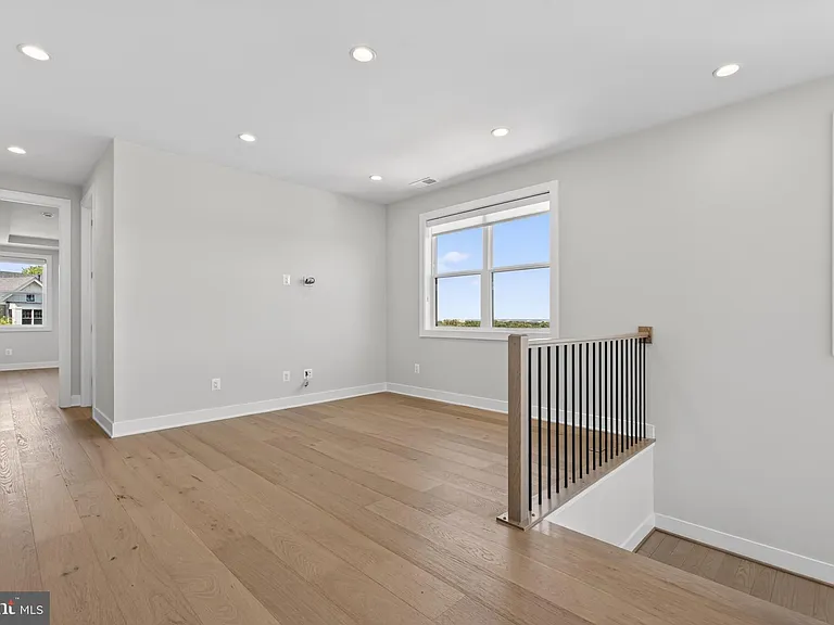881 N Manchester St — Photo 52