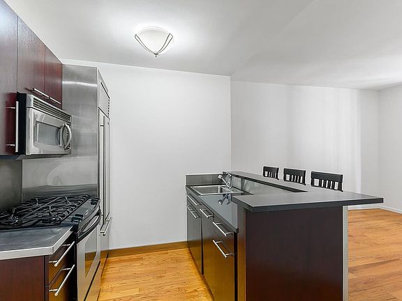 3rd image of 150 Nassau St APT 7A