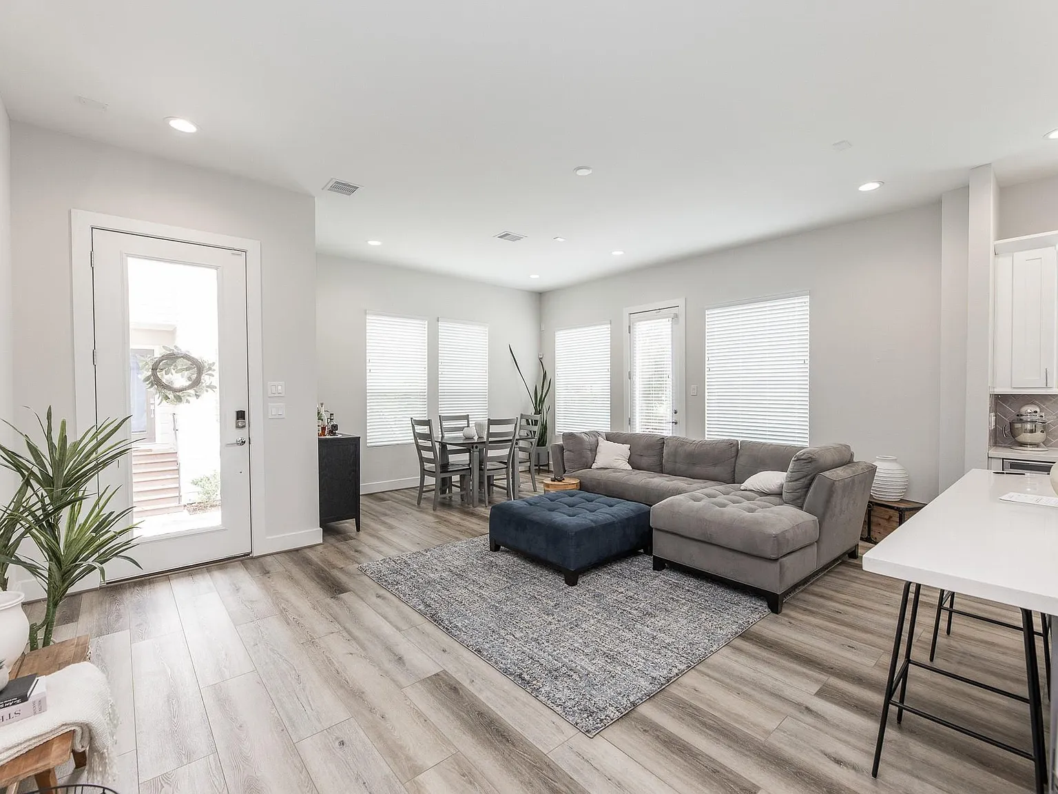 3 bed, 2.5 bath, 1903 sqft, $2,450 — Photo 3