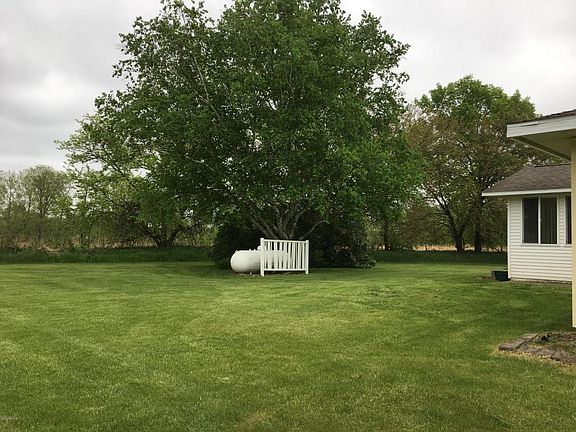 3rd image of 18970 Fairview Ct
