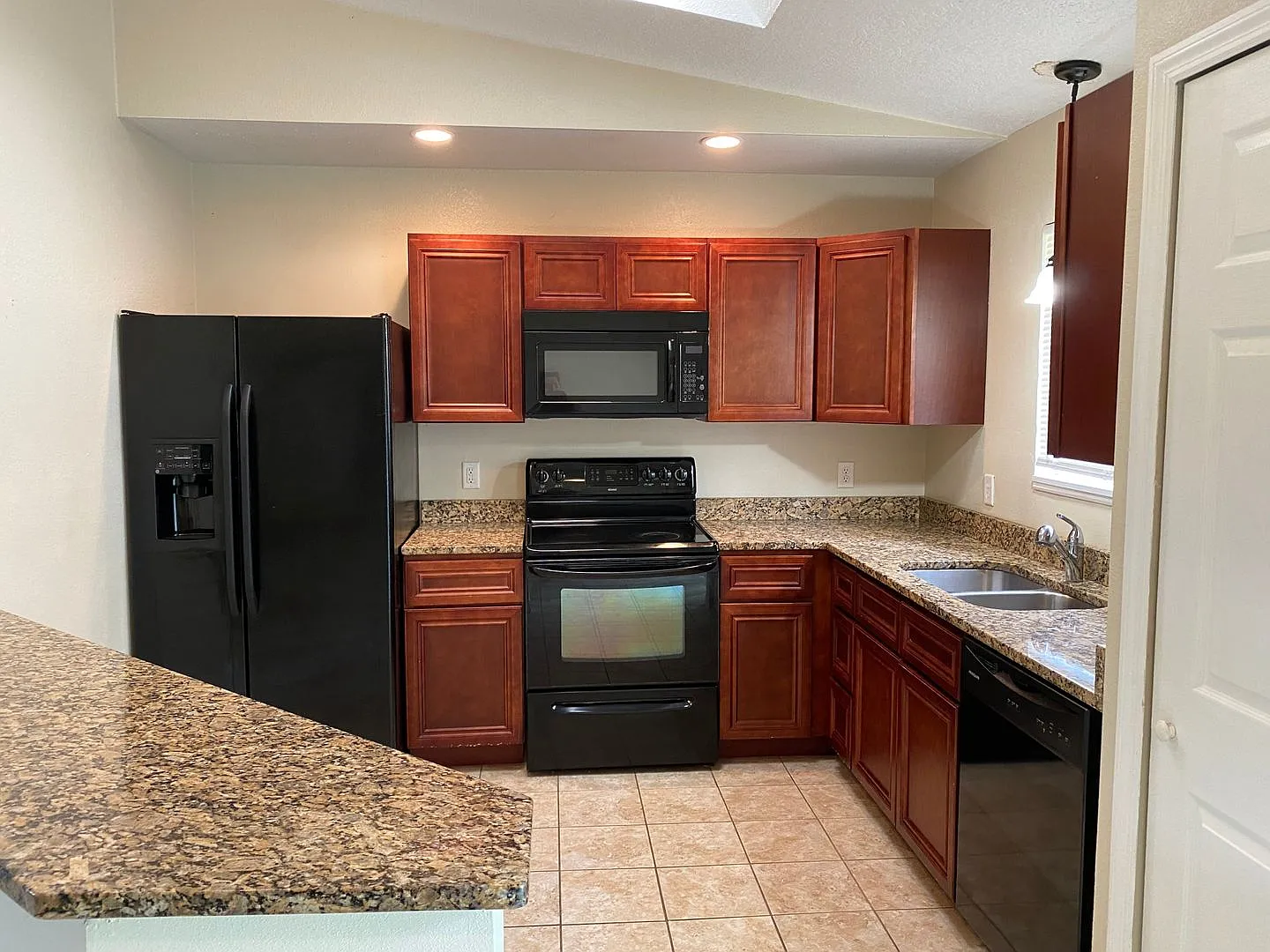 3 Bedroom, 2 Bath Home With Big Back Yard. — Photo 3