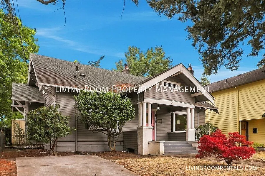 Old-school charm, plenty of space, and Woodstock right outside your door. — Photo 3