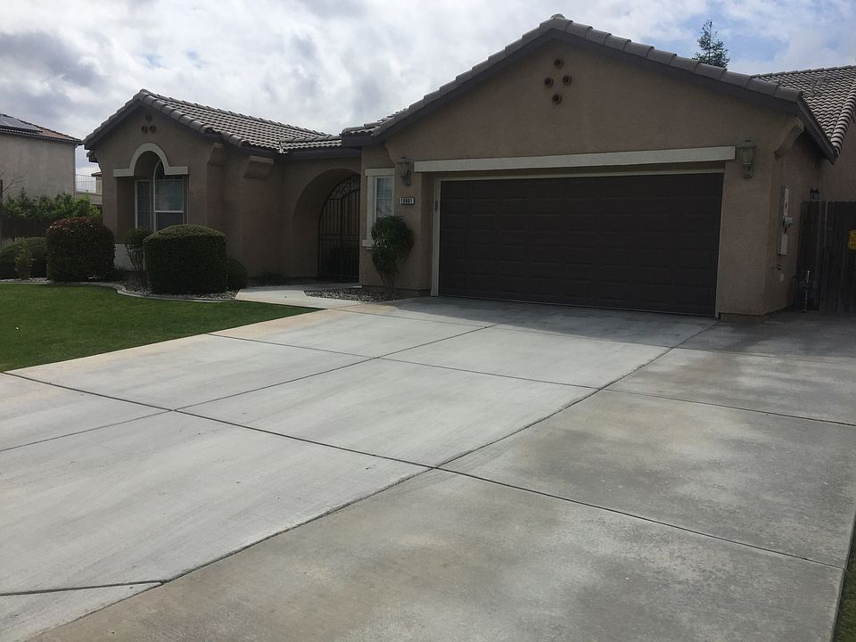 Oversized 2 car garage 