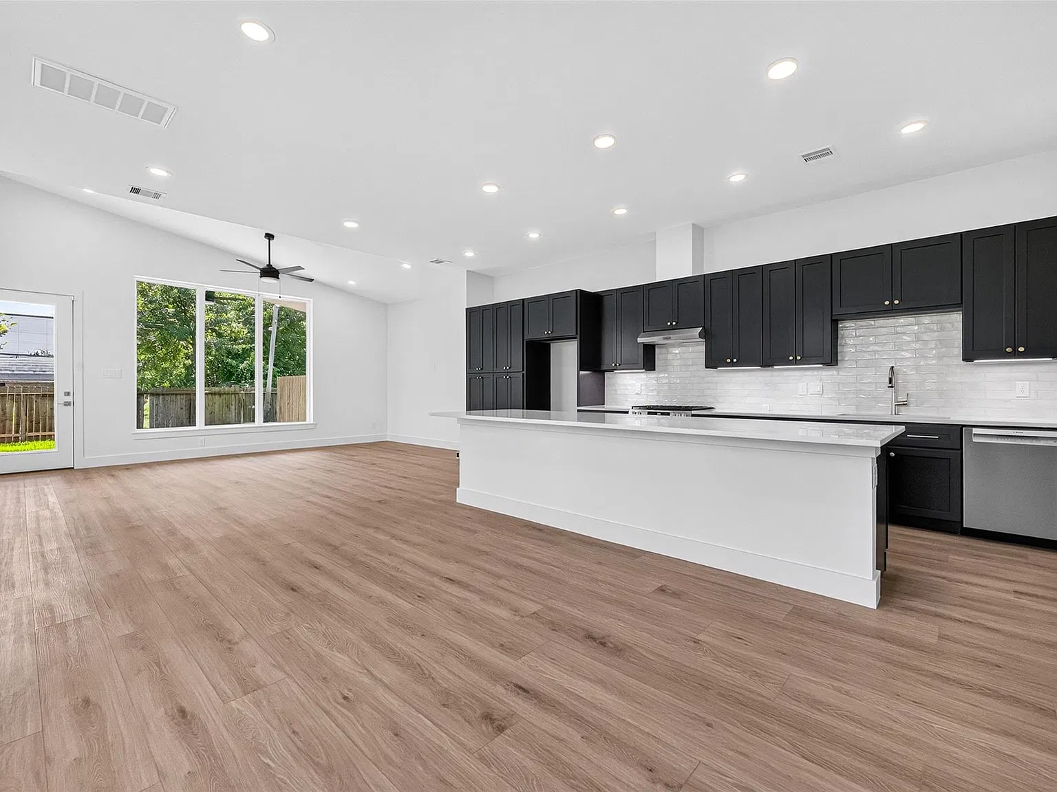 3 bed, 4.0 bath, $3,200 — Photo 2