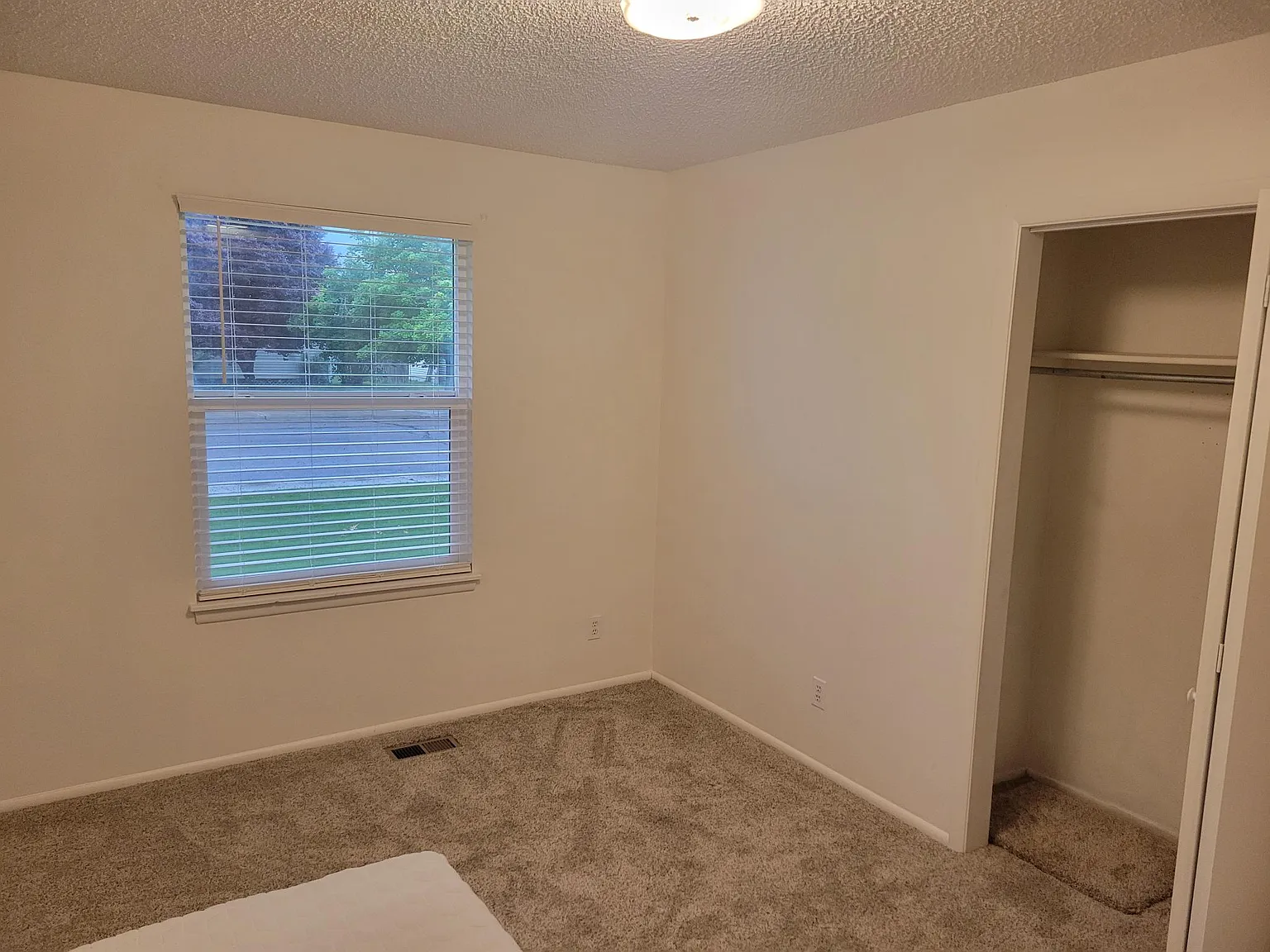 3 bed, 1.5 bath, 1205 sqft, $900 — Photo 4