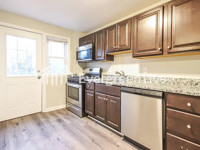 1118 Newfield Rd — Photo 6