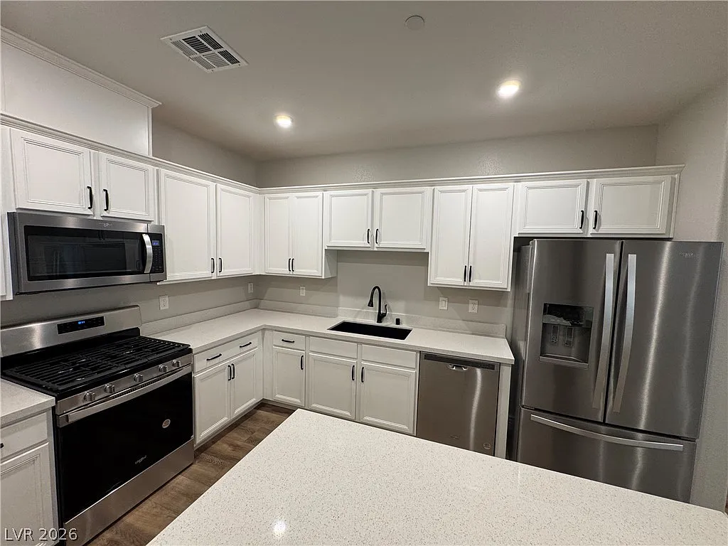 3 bed, 2.5 bath, 1832 sqft, $2,400 — Photo 3