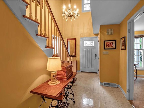 3rd image of 37 Pin Oak Dr