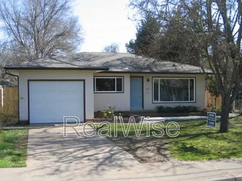 443 NE Baker Dr Photo 1