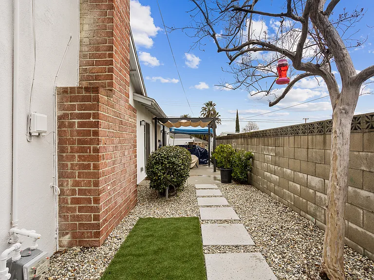 1422 N San Antonio Ave #B — Photo 22