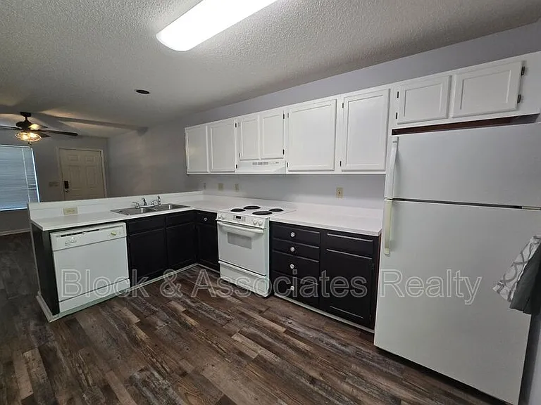 606 English Ct — Photo 2