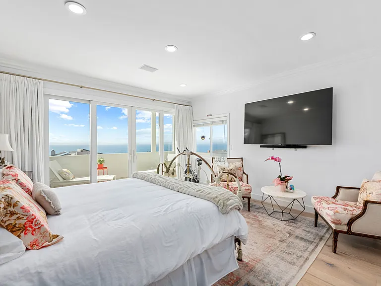 Master Bedroom - King size bed; Wake up to the sound of the ocean and the nice breeze and great ocean views- morning coffee is here is simply the best!