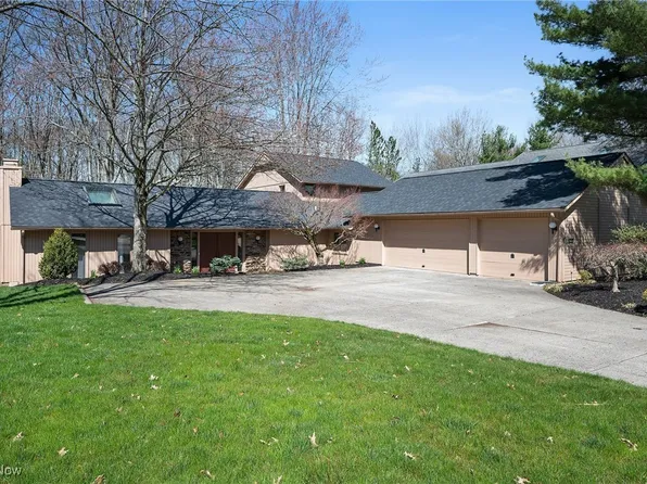 21847 Meadows Edge Ln, Strongsville, OH 44149