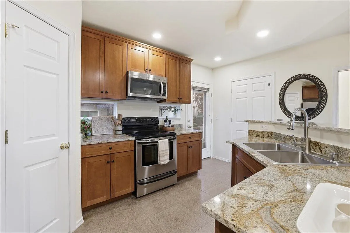2 bed, 2.5 bath, 1228 sqft, $2,250 — Photo 4