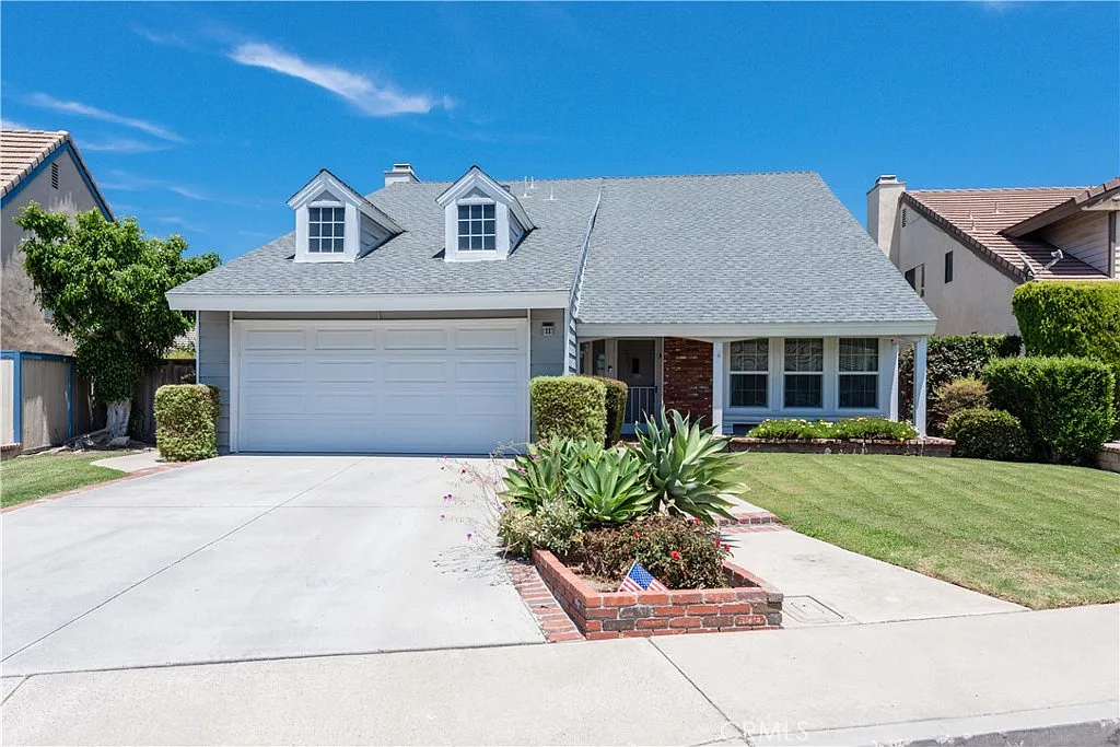 4 bed, 2.5 bath, 2078 sqft, $5,800 — Photo 2