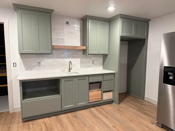 W5826 Roundstone Pl, Menasha, WI 54952