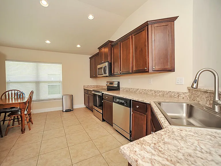 553 Hollow Glen Dr — Photo 7