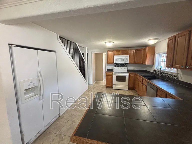 1296 NW Keasey St — Photo 8
