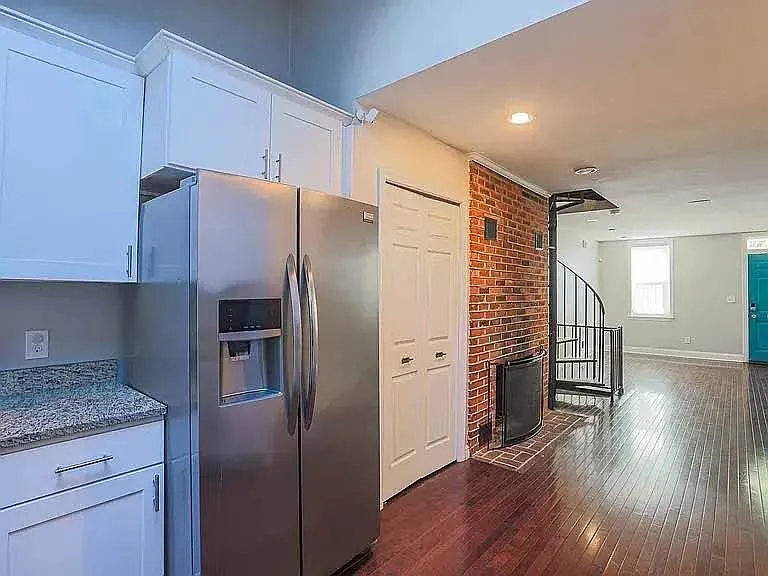 748 McHenry St — Photo 2