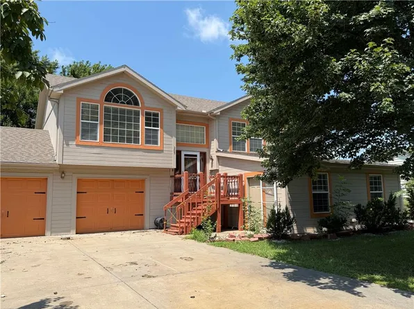 205 N Madison St, Spring Hill, KS 66083